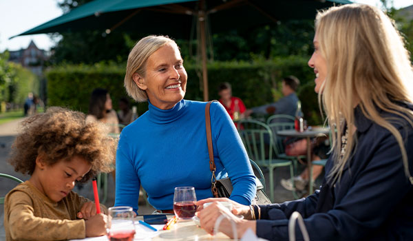 Resound ONE Conversazione familiare all'esterno di un bar